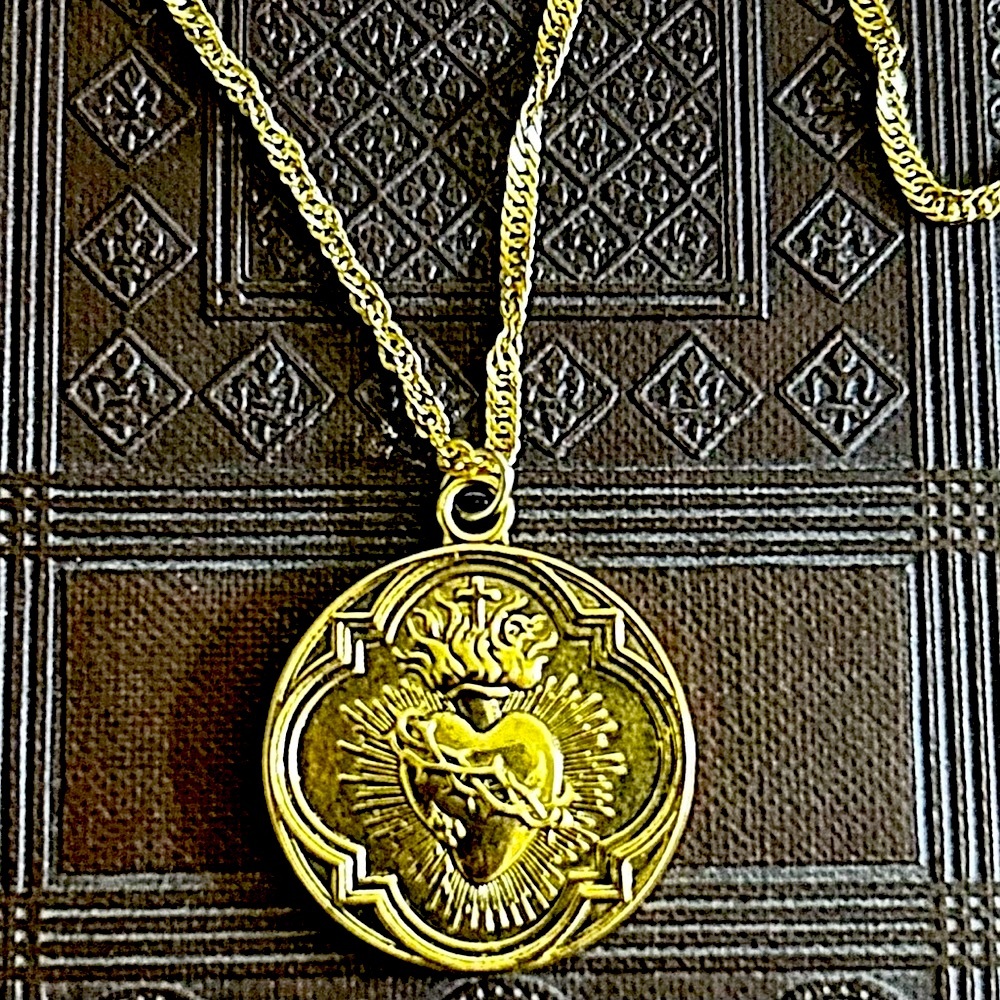 🤍Gold Sacred Heart Necklace on 20 inch chain